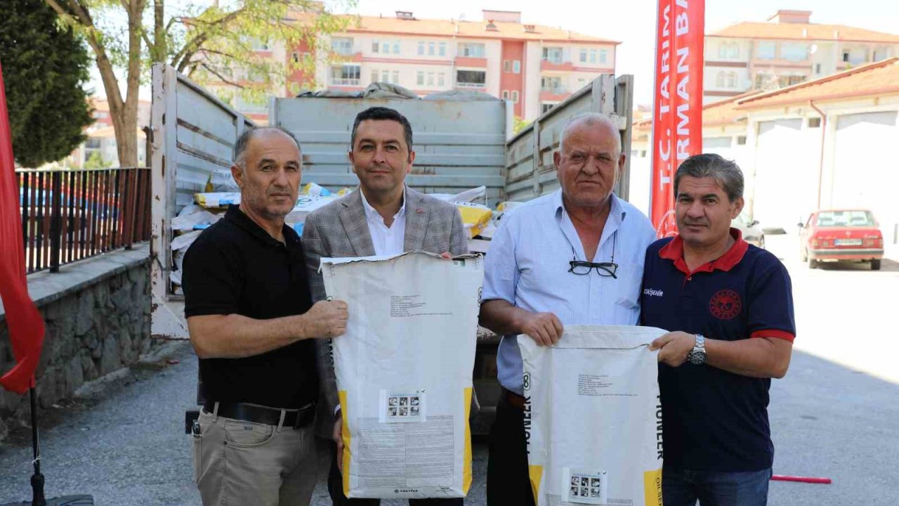 Eskişehir’de çiftçilere kanola tohumu desteği verildi