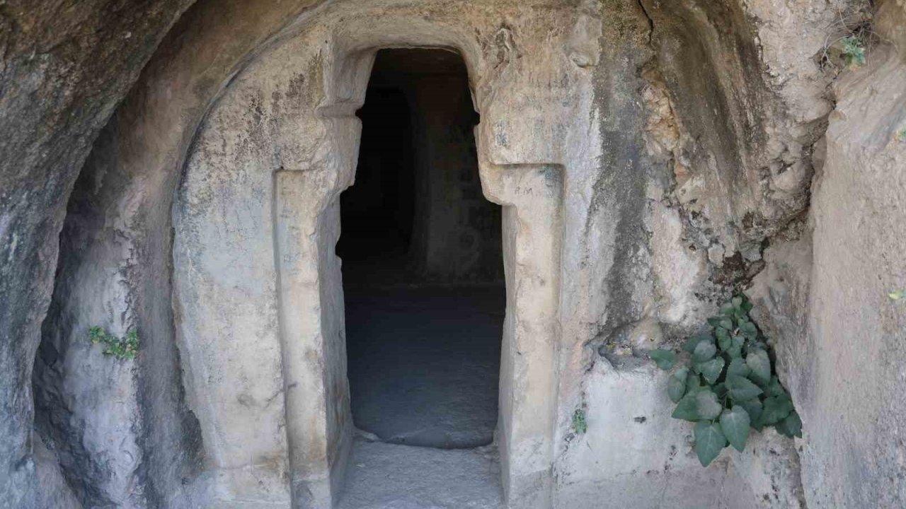 Urartu valilerine ait kaya mezarı, bir ana salon ve 3 yan odasıyla dikkat çekiyor