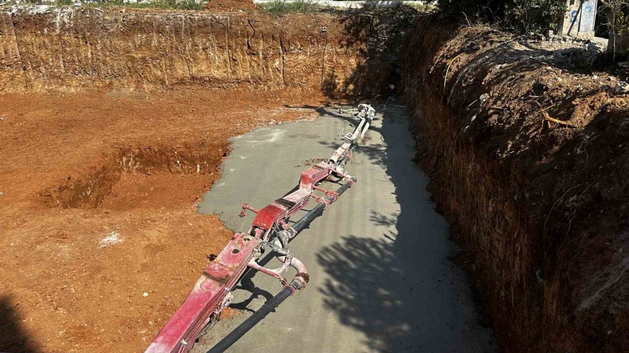 Kırılan beton pampası kolu 2 işçiyi yaraladı