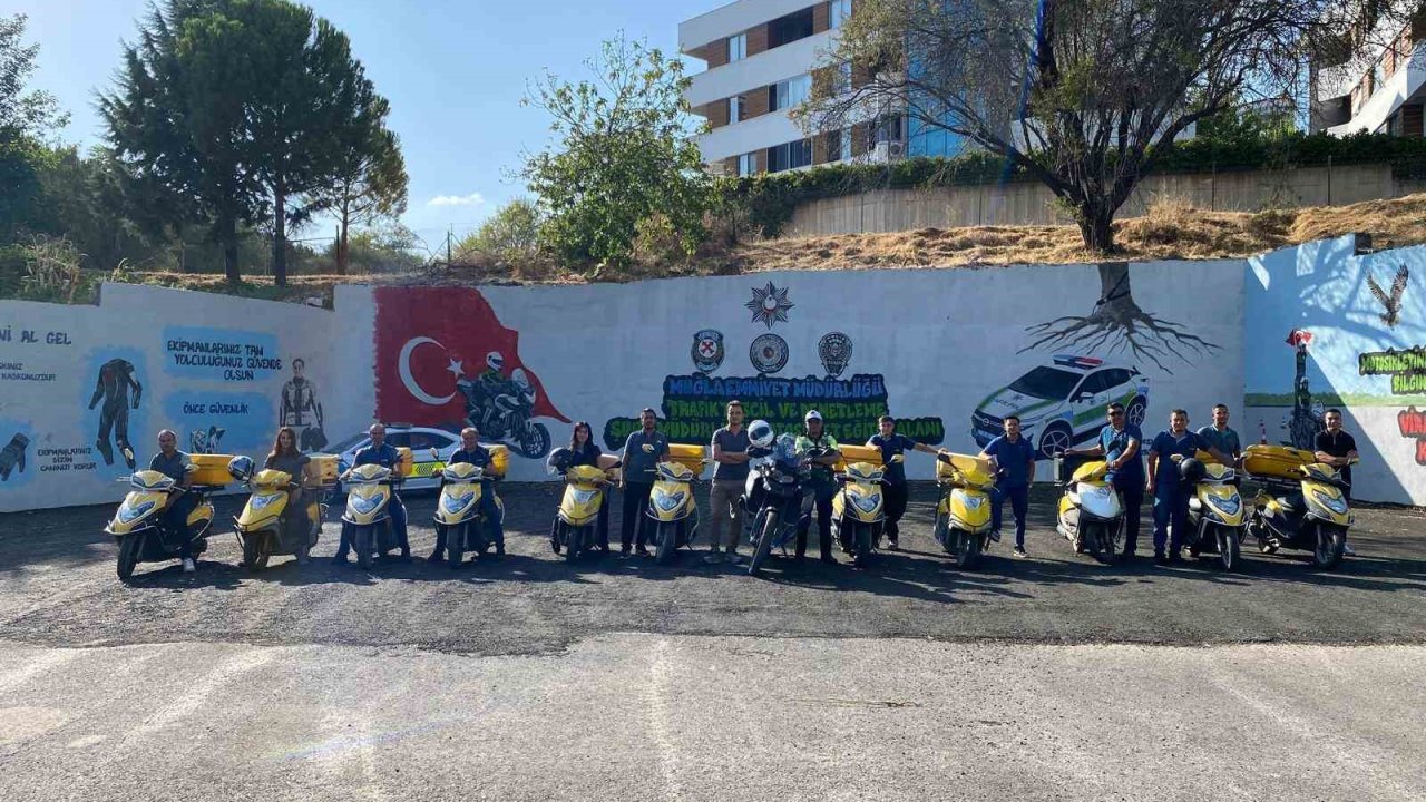 Muğla’da motosikletli kuryelere güvenli sürüş eğitimi verildi