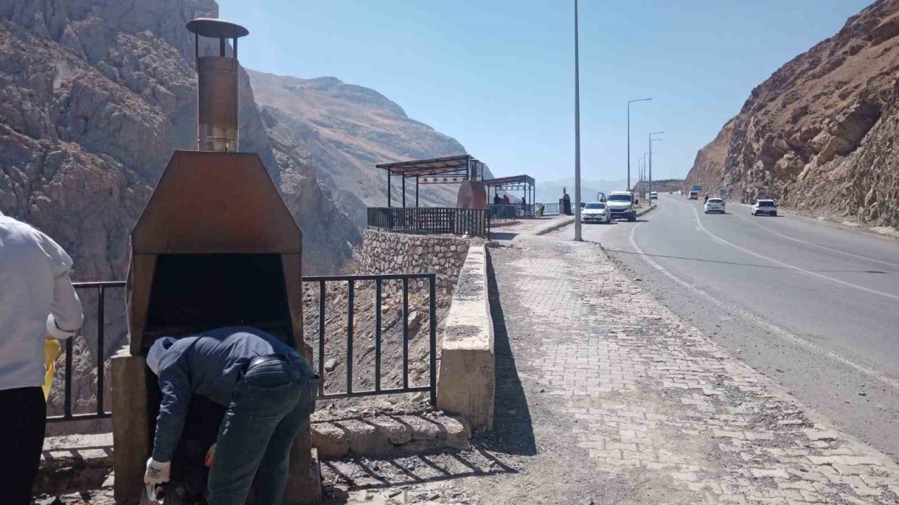 Hakkari-Van karayolunda temizlik çalışması