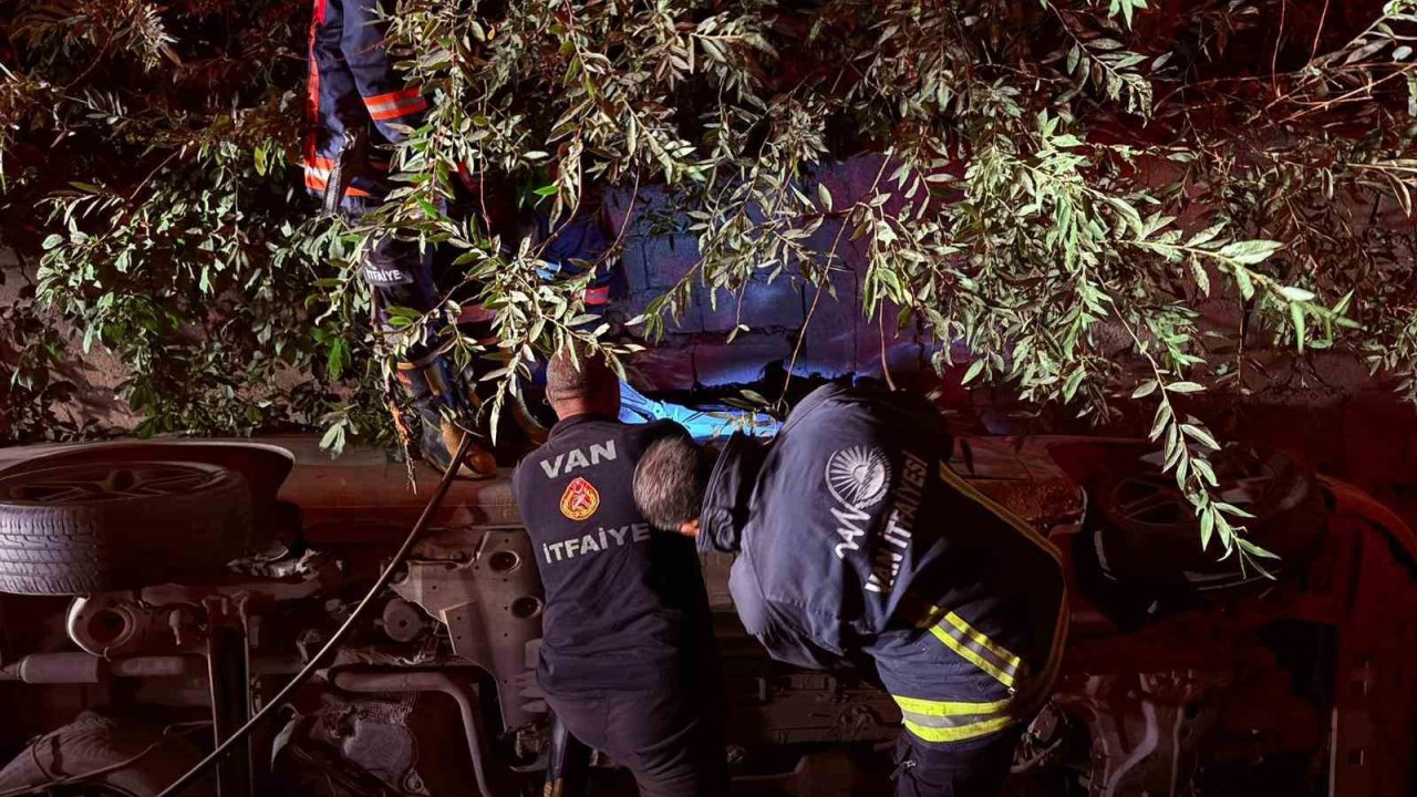 Van’da otomobil su kanalına düştü: 1 yaralı