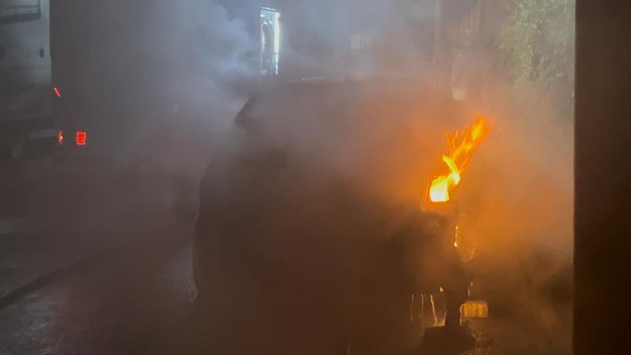 Tekirdağ’da otomobil gece yarısı alev aldı