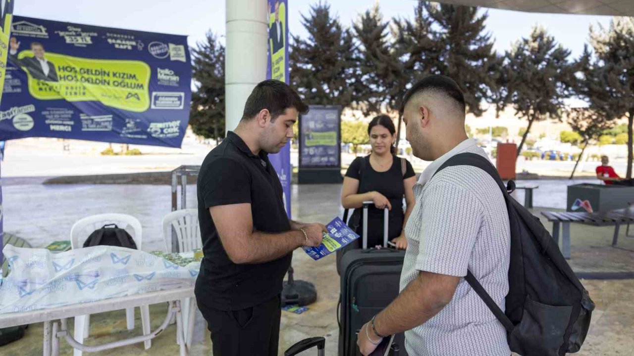 Mersin’de üniversiteli gençler şehrin girişinde karşılanıyor