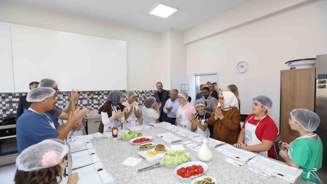 Başkan Büyükkılıç, Engelsiz Yaşam Merkezi’nde özel çocuklarla birlikte hamburger yaptı