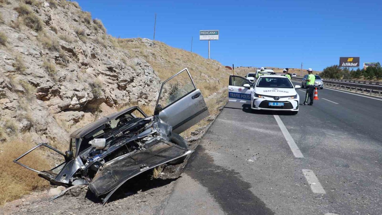 Köpeğe çarpmamak için direksiyonu kırdı, 3 yaralı