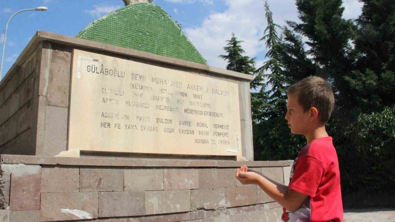 Afyonkarahisar’da Muhammed Askeri’nin türbesi 63 yılı aşkındır yol ortasında duruyor