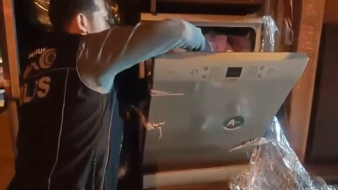Bulaşık makinesine gizlenen 53 bin adet uyuşturcu hapı narkotik köpeği buldu