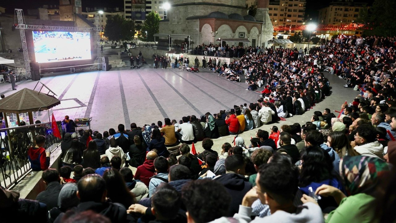Milli maç heyecanı Tarihi Kent Meydanında yaşandı