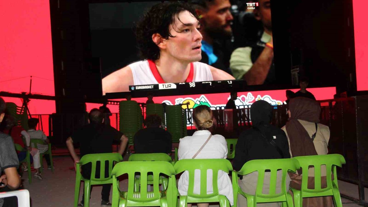 A Milli Erkek Basketbol Takımı’nın finali Şırnak’ta dev ekranlardan izlendi