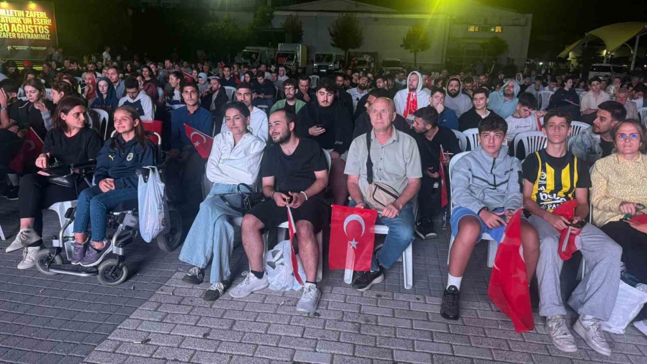 Fatih’te vatandaşlar Türkiye-Almanya final maçını dev ekrandan izledi