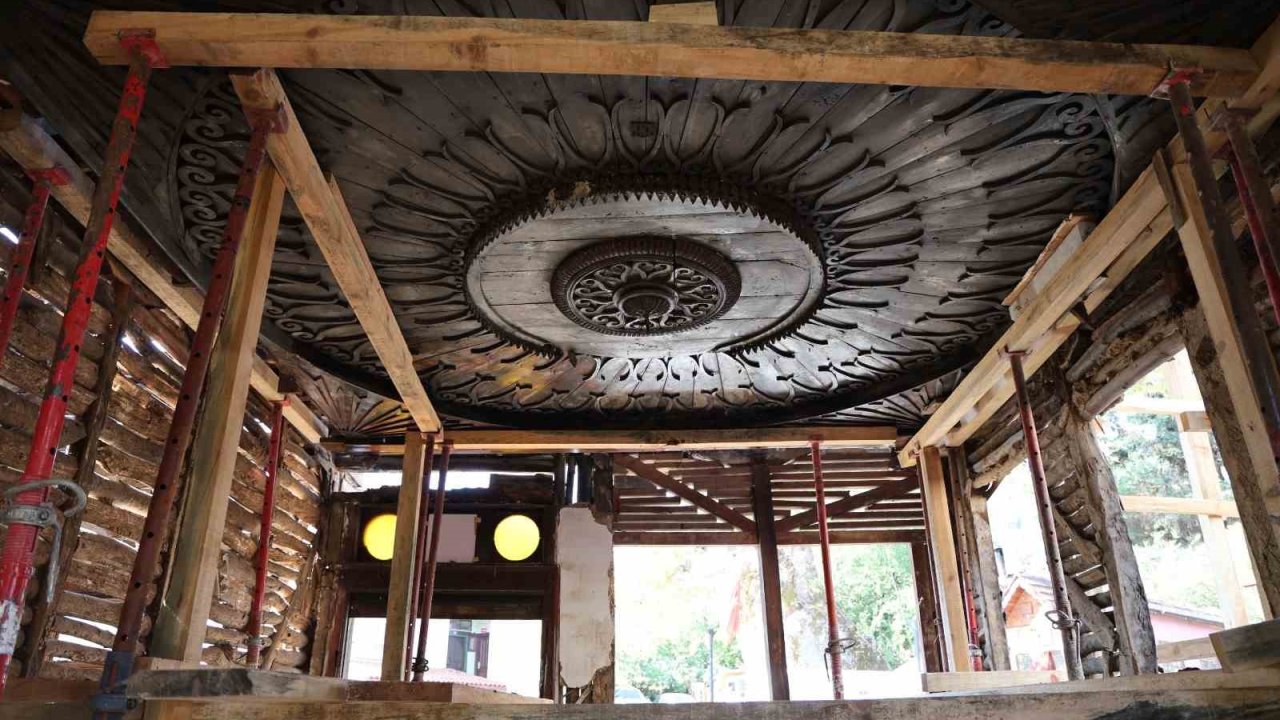 Gölcük’teki tescilli yapı özgün mimarisiyle geleceğe taşınıyor