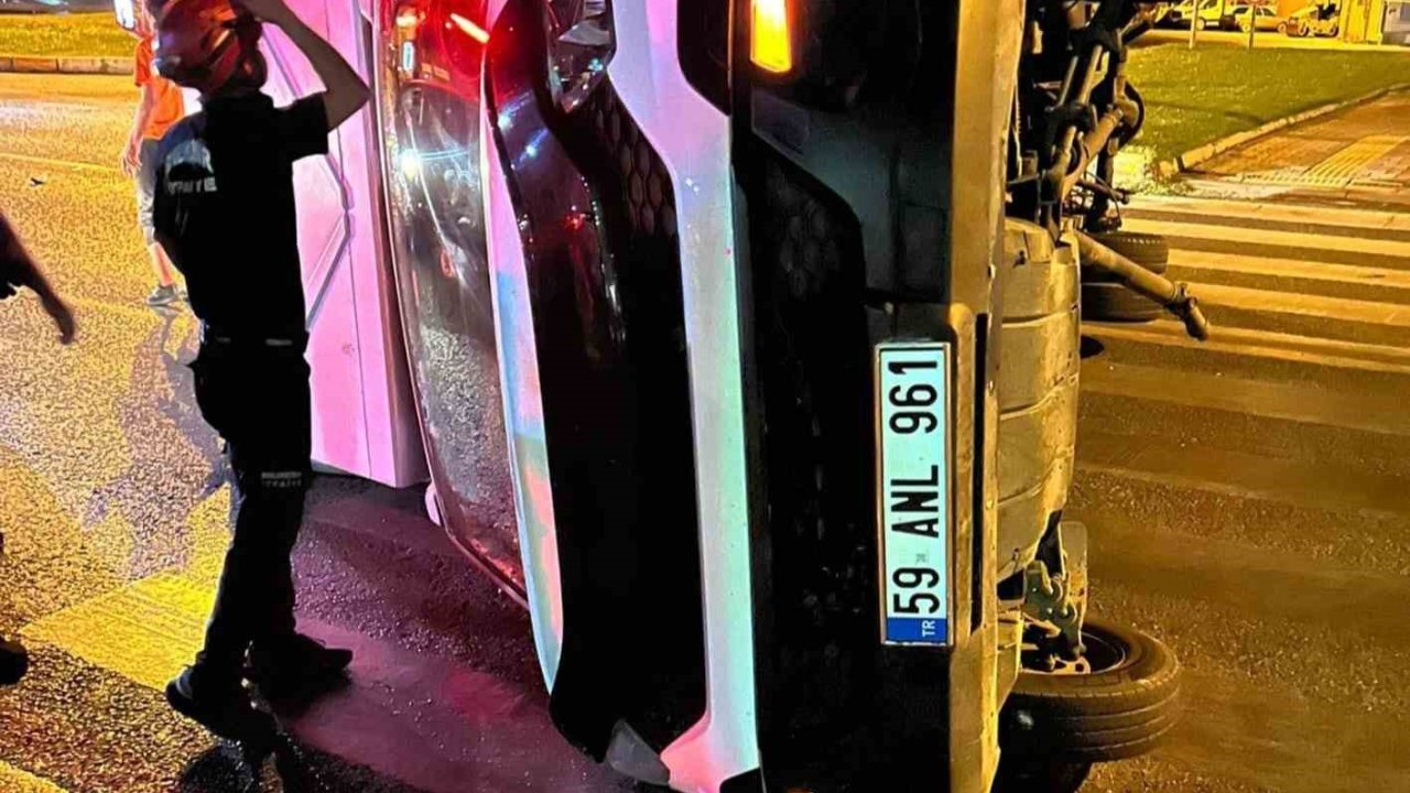 Edremit’te kavşağa kontrolsüz giriş kazaya neden oldu; kamyonet devrildi