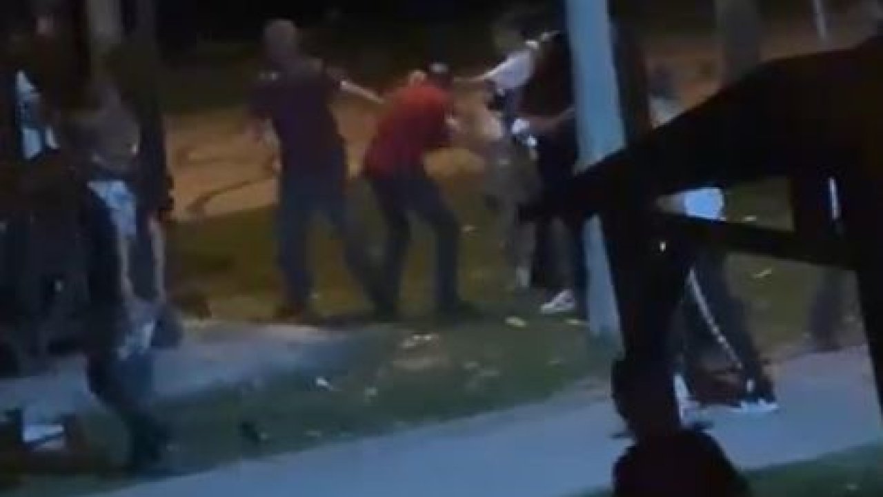 Esenyurt’ta gençler arasında tekmeli yumruklu kavga