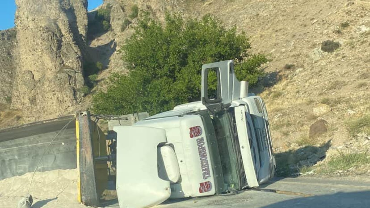 Ankara’da kum yüklü hafriyat kamyonu devrildi