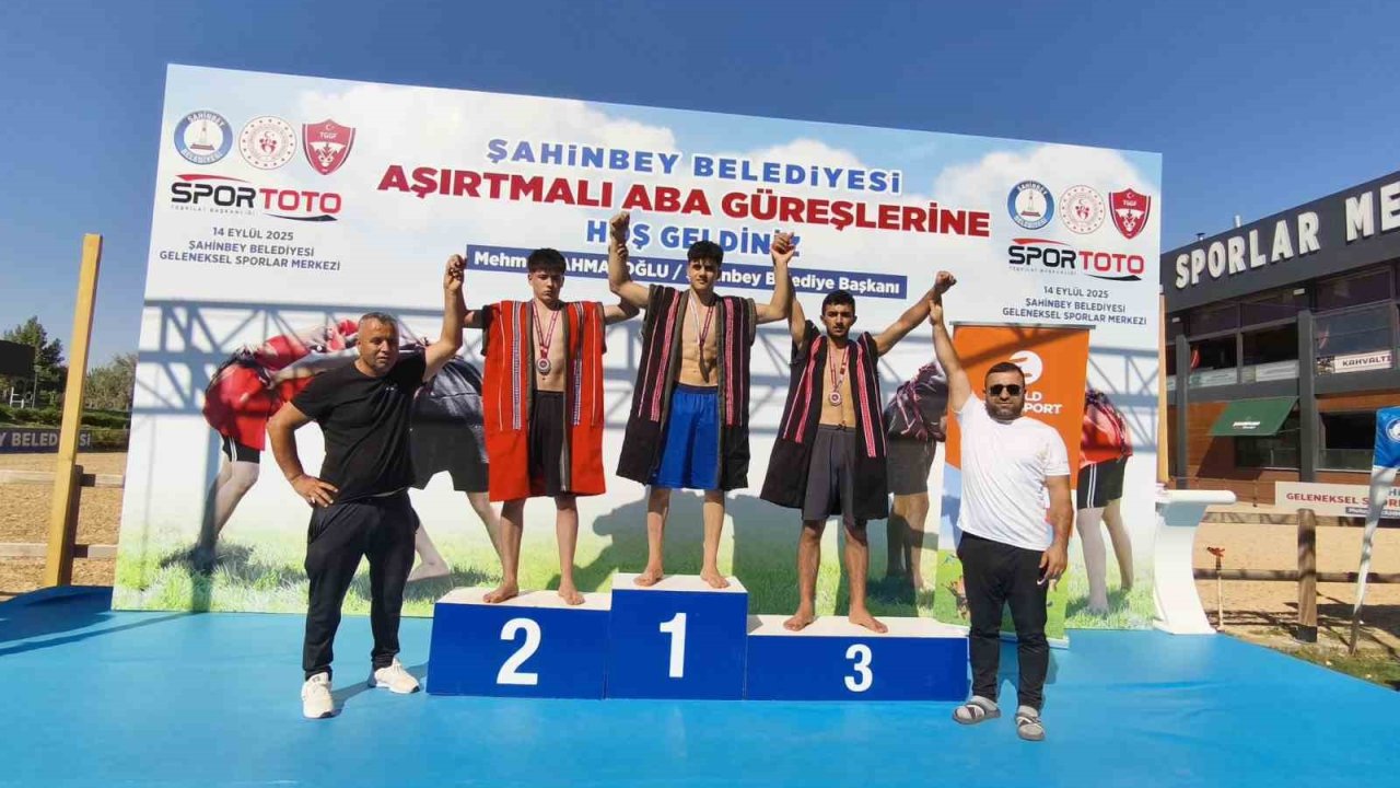 Hakkarili sporcular 5 madalyayla kente döndü