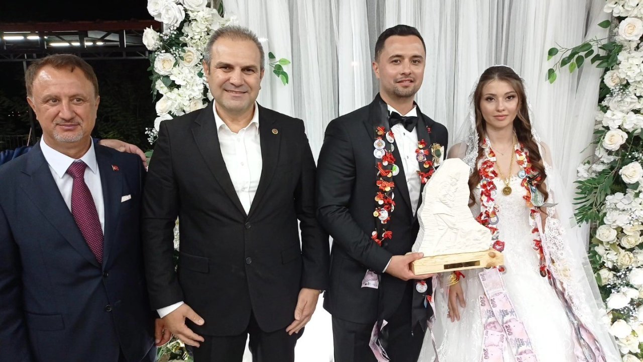 Başkan Dilsiz, genç çiftlerin mutluluğuna ortak oldu