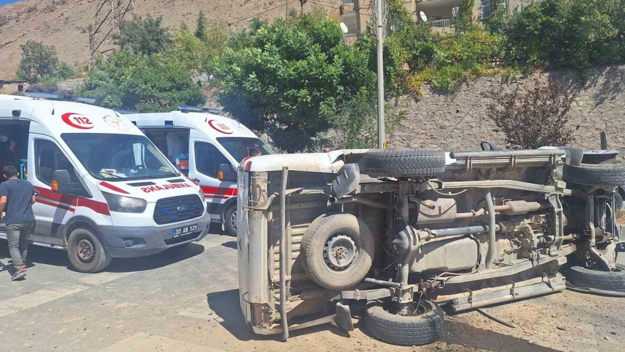 Hakkari’de kamyonet yan yattı: 1 yaralı