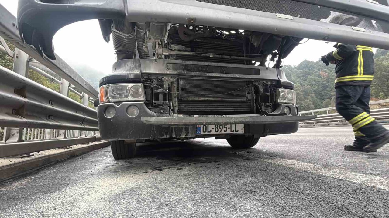 Bolu’da mobilya yüklü kamyon alev aldı: Erken müdahale faciayı önledi