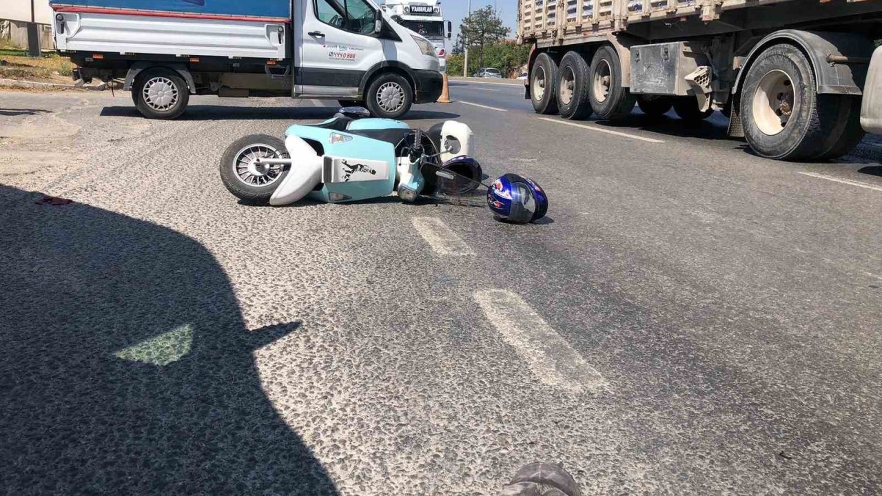 Kamyonetle çarpışmamak için manevra yapan motosiklet devrildi, 2 kişi yaralandı