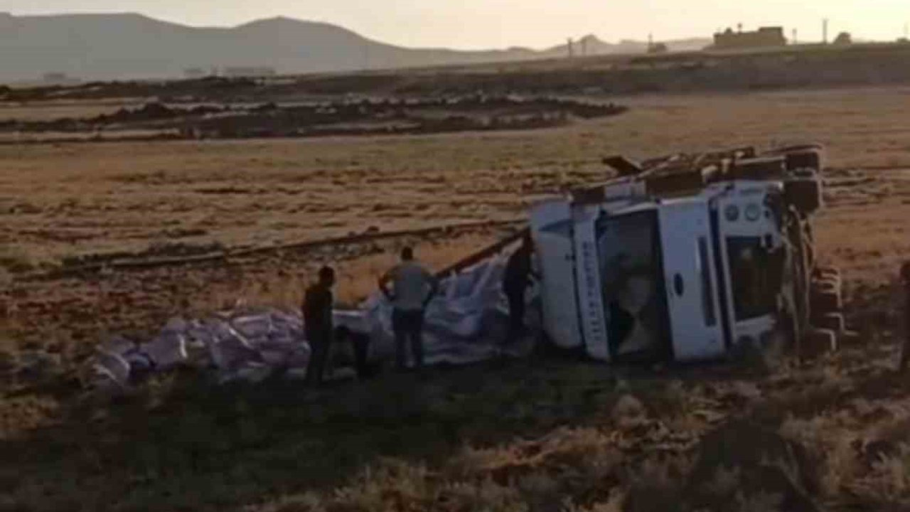 Mardin’de tır şarampole yuvarlandı: 1 yaralı