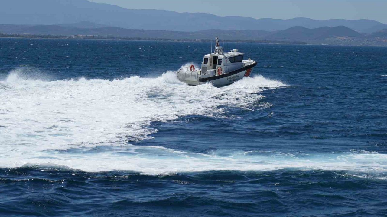 Edremit açıklarında terk edilmiş teknenin sahibini arama çalışmaları sürüyor