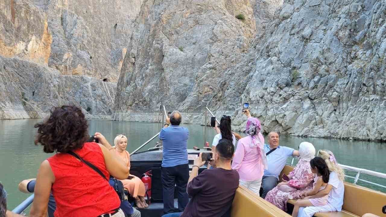 Erzincan’da dünyanın ikinci büyük kanyonunda tekne keyfi yapıp dağ keçilerini izliyorlar