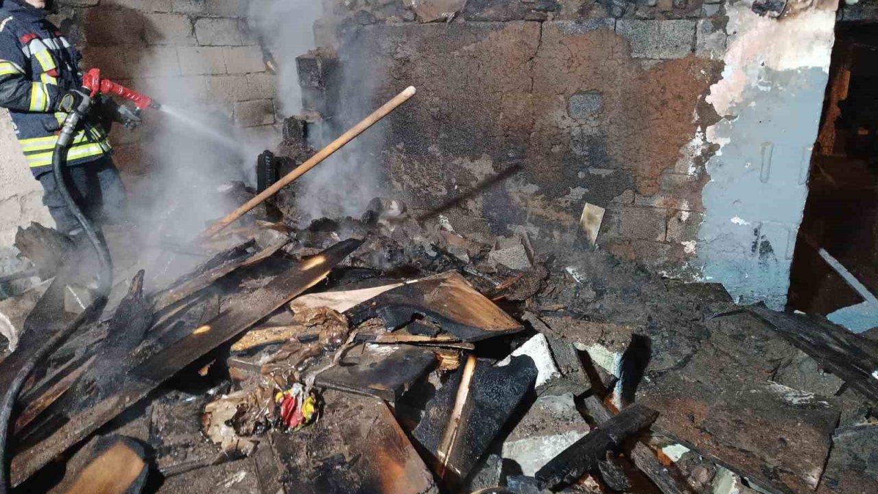 Erzurum’da eski ev cayır cayır yandı