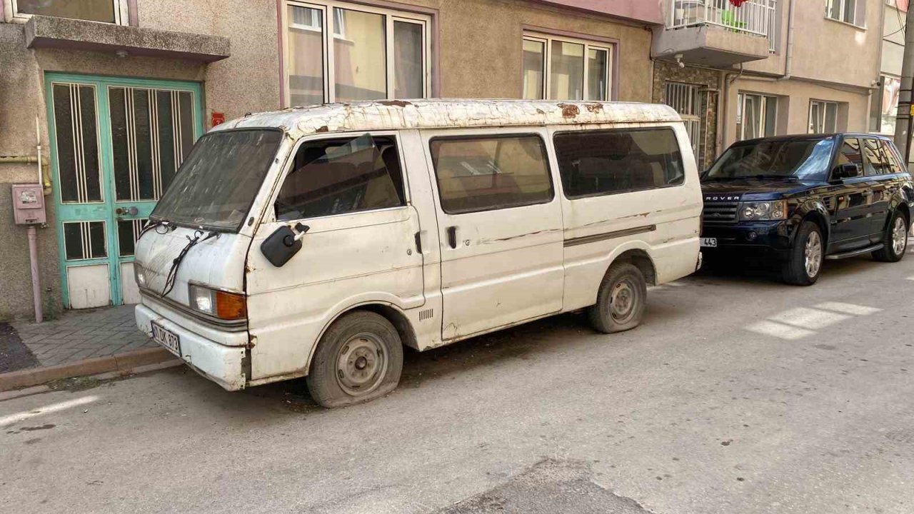 Sokakta terk edilen panelvan araç