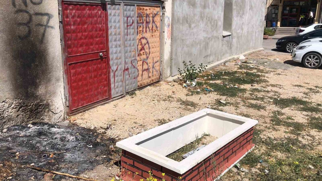 Boş araziye bırakılmış isimli taşı bulunan mezar