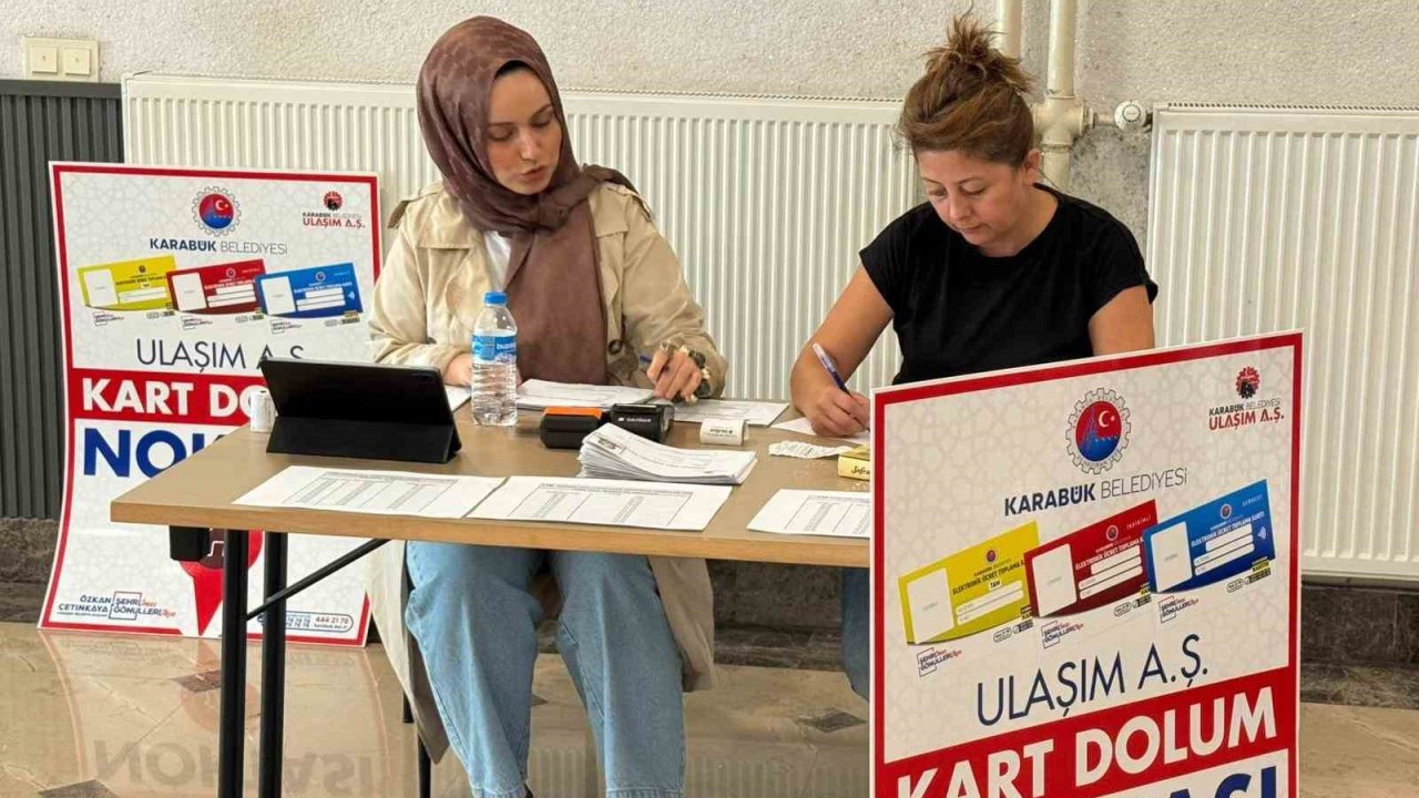 Karabük Belediyesi, öğrenciler için kampüs ve yurtlarda ulaşım stantları kurdu