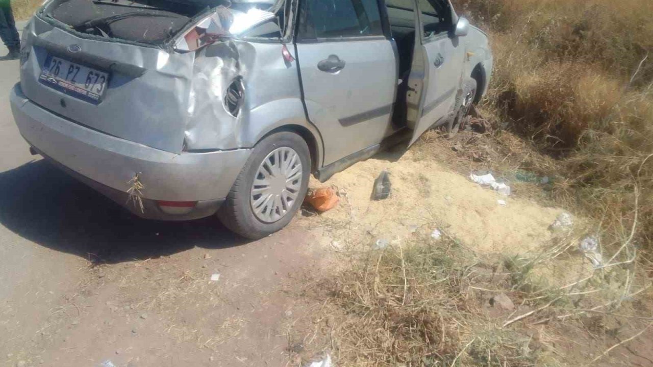 Tarım arazisine devrilen otomobilde 4 kişi yaralandı
