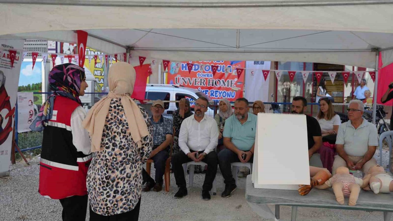 Denizli’de esnaf ve vatandaşlara ilk yardım ve Heimlich manevrası eğitimi verildi