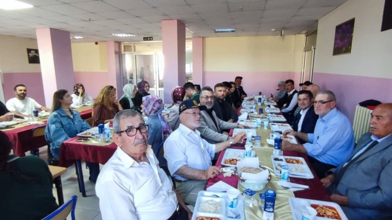 Altıntaş’ta öğretmen ve öğrenciler gazilerle bir araya geldi