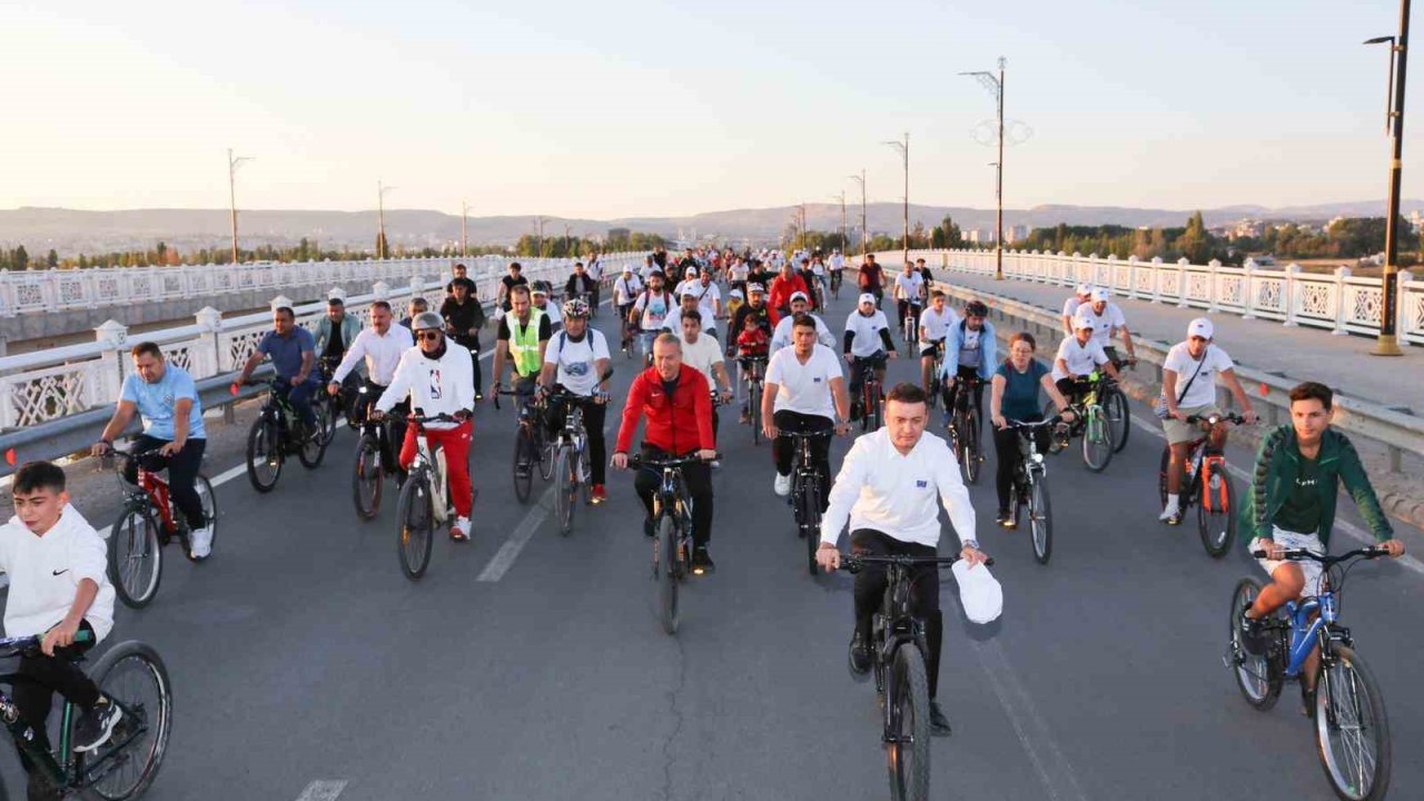 Sivaslılar bisiklet turunda buluştu, hareketlilik haftasına dikkat çekti