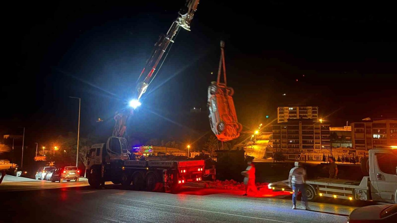 Otomobil şarampole yuvarlandı: 2 yaralı