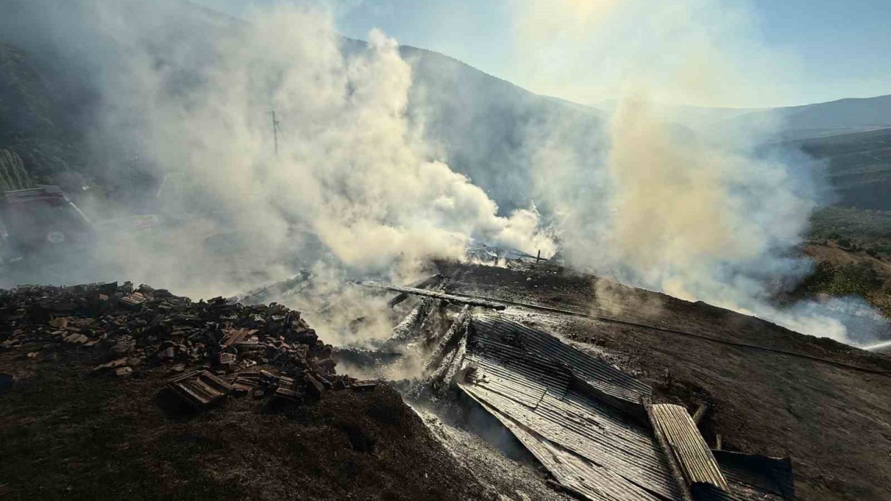 Kastamonu’da çıkan yangında iki ev ve iki samanlık kullanılamaz hale geldi