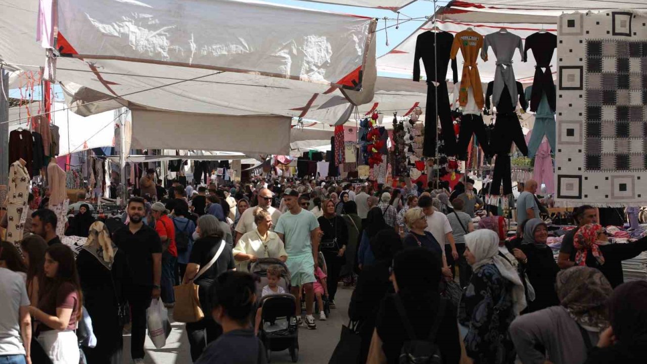 Çarşamba Kumaş Pazarı yeni yerinde kuruldu, vatandaşlar akın etti