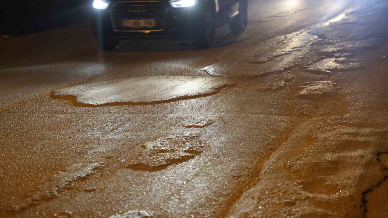 Seyir halindeyken yola beton döken mikser, vatandaşları çileden çıkarttı