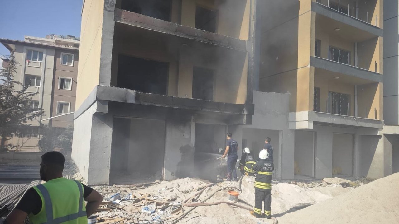 Antakya’da inşaat halindeki binada yangın çıktı