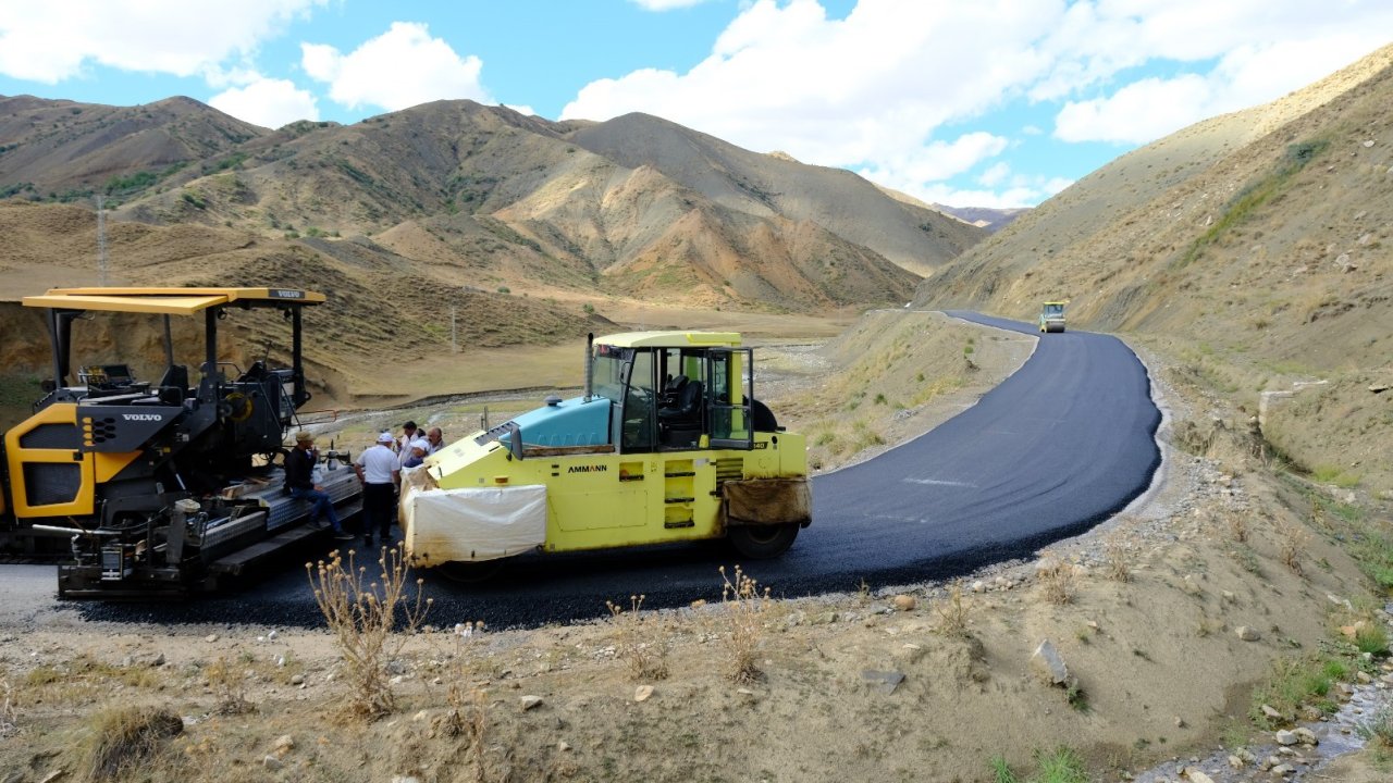 Eleşkirt’te Çatkösedağ grup köy yoluna sıcak asfalt döküldü