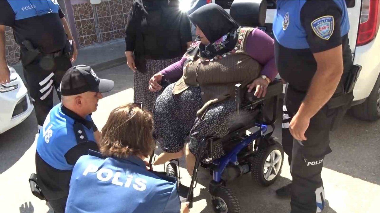 Kırılan tekerlekli sandalyesinin yenisini polis alıp hediye etti