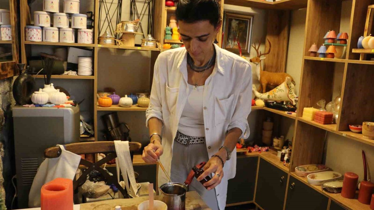 Doğal malzemelerle ürettiği mumlar turistlerin gözdesi oldu