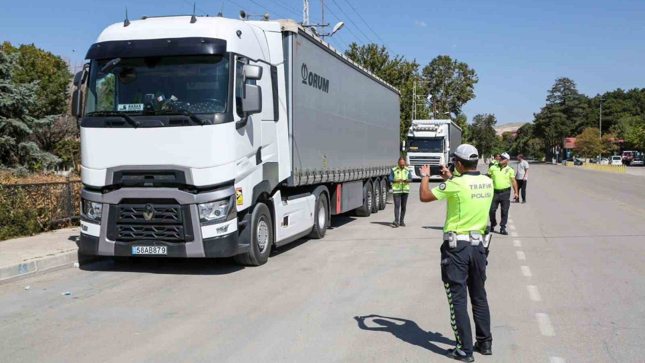 Van’da usulsüz park yapan tırlara yönelik denetim yaptı
