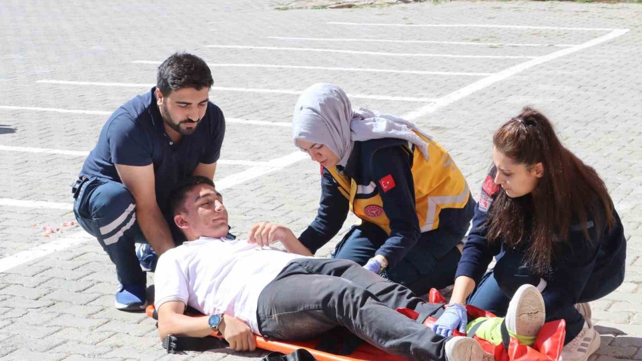 Öğrencilere uygulamalı ilk yardım eğitimi verildi