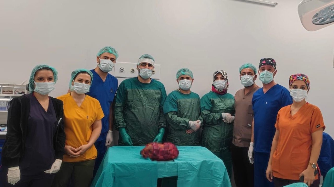 Mardin’de 6 kiloluk böbrek, ameliyatla alındı