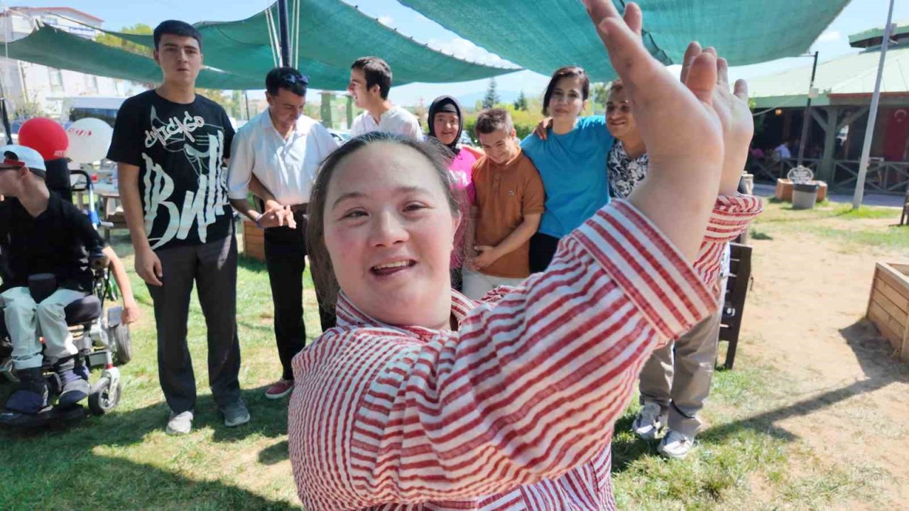 Özel çocuklar ve aileleri Gediz’deki piknikte buluştu