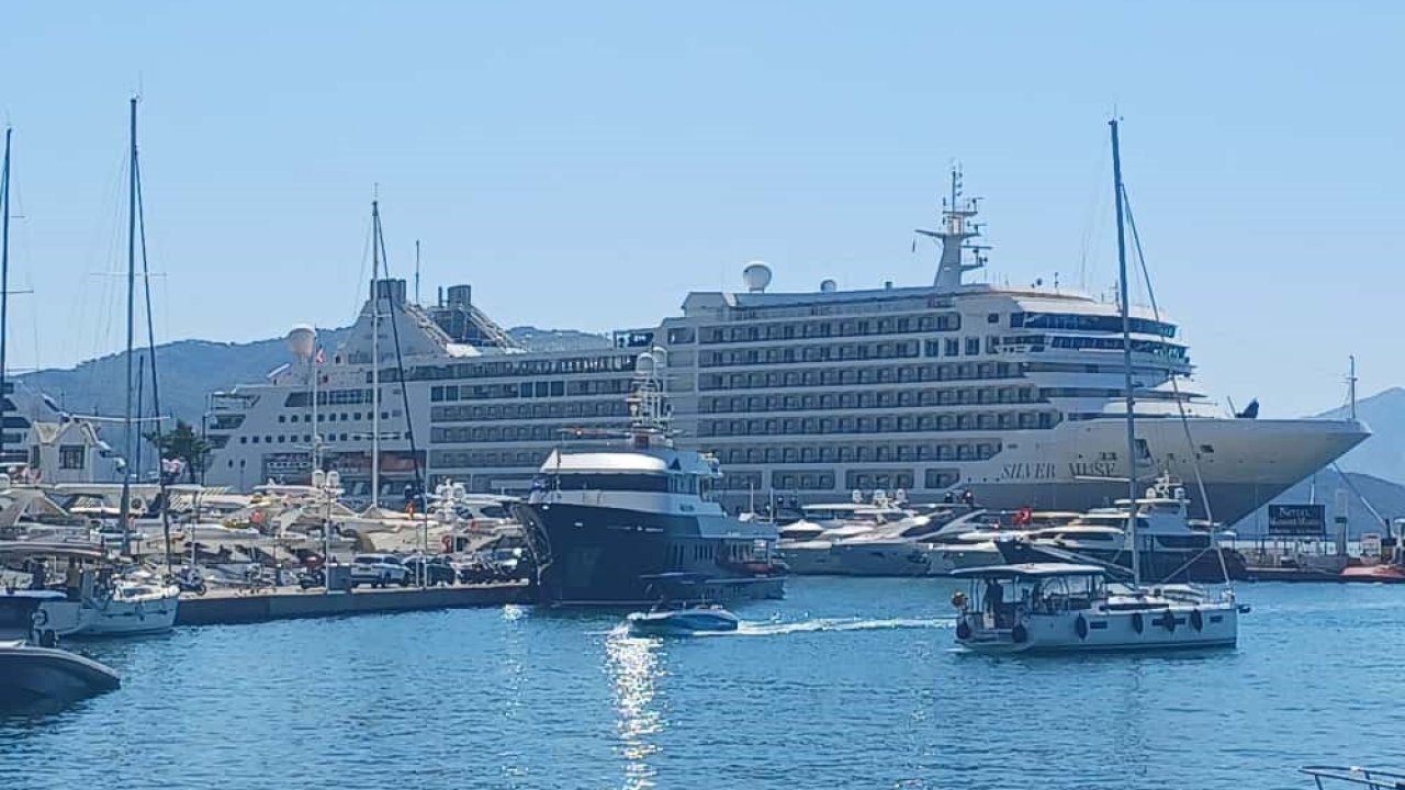 Marmaris Limanı’na iki kruvaziyer gemi demir attı