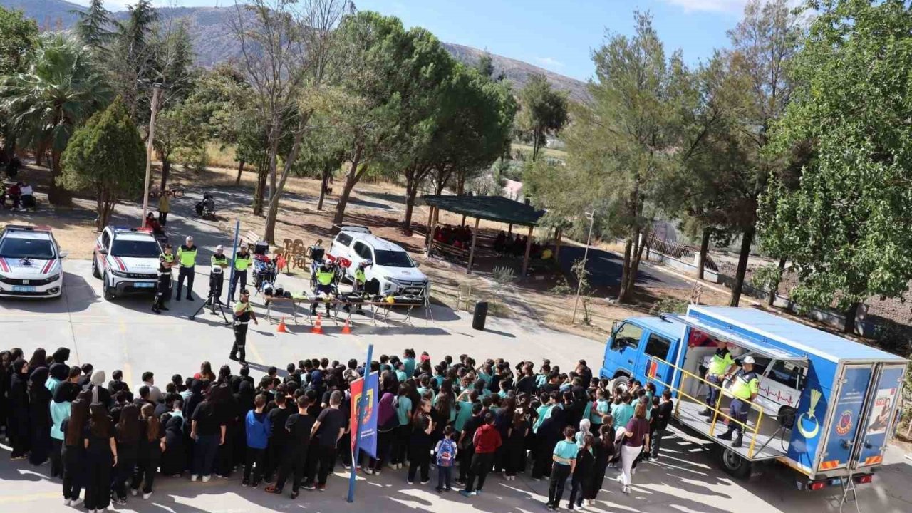 Akhisar’da öğrencilere trafik eğitimi verildi