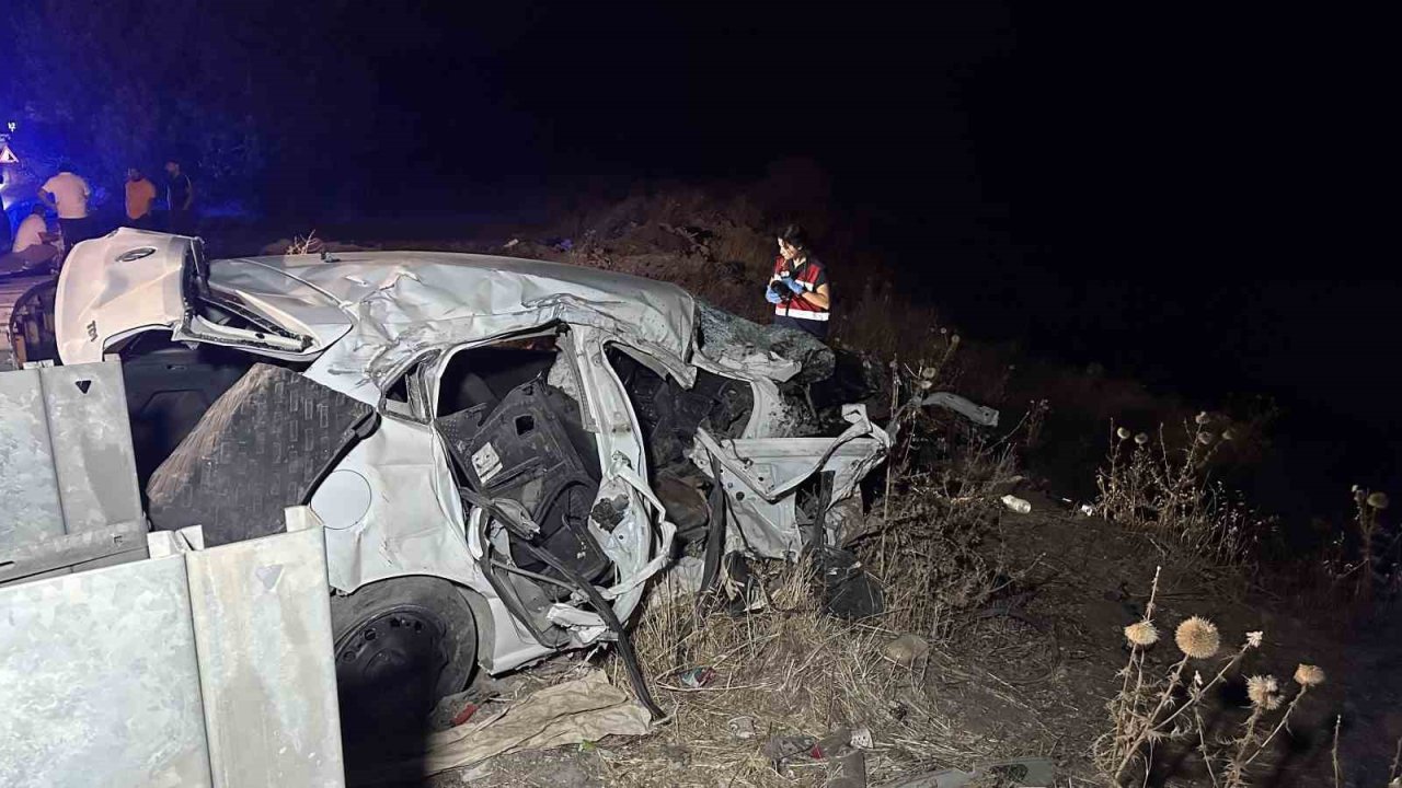 Ters şeride giren otomobil tankerle çarpışıp şarampole yuvarlandı: 1 ölü, 1’i ağır 2 yaralı